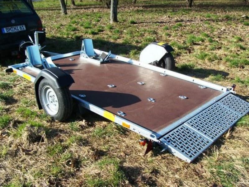 Elektrisch absenkbarer 2er Motorradanhänger gebremst 1400 kg Luftfederung 100 km/h 2700 x 1700 mm