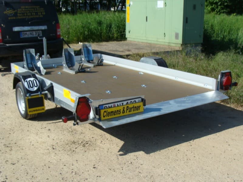 Absenkbarer 2er – 3er Motorradanhänger gebremst 1800 kg 100 km/h 3100 x 1765 x 150 Nutzlast 1400 kg – 3