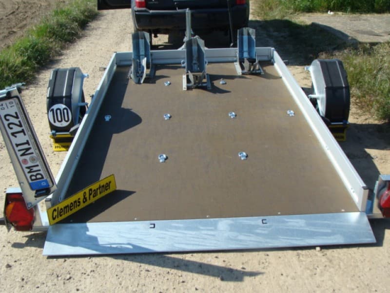 Absenkbarer 2er – 3er Motorradanhänger gebremst 1800 kg 100 km/h 3100 x 1765 x 150 Nutzlast 1400 kg