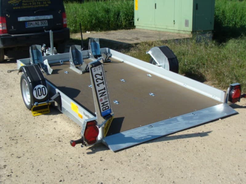 Absenkbarer 2er – 3er Motorradanhänger gebremst 1800 kg 100 km/h 3100 x 1765 x 150 Nutzlast 1400 kg – 2