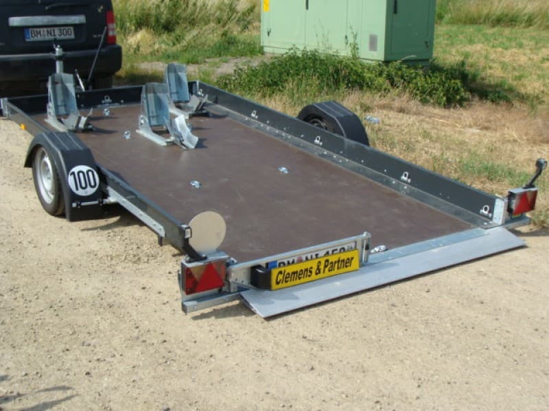 Absenkbarer 3er Motorradanhänger gebremst 1800 kg – 100 km/h 3750 x 1800 x 150 Nutzlast ca. 1310 kg