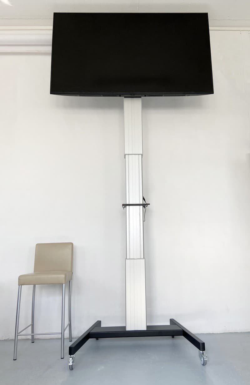 80 Zoll Monitor mit elektrisch höhenverstellbarer Standsäule