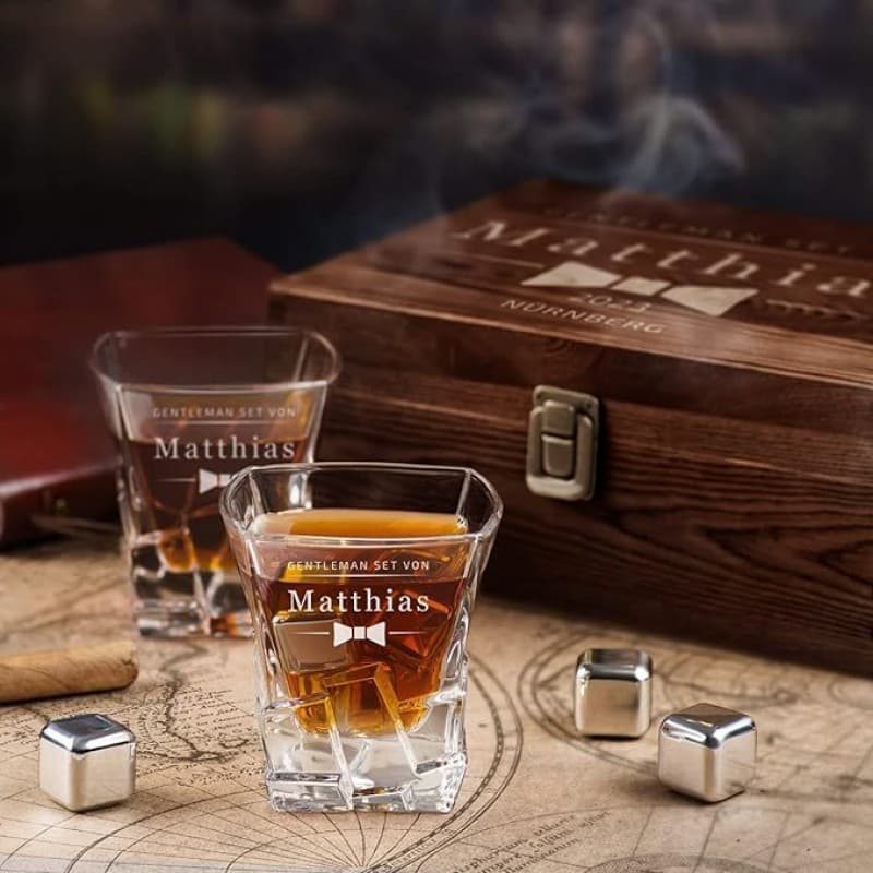 Whiskysteine Set in Holzbox 8 Eiswürfel widerverwendbar Edelstahlzange 2 Whiskygläser Samtbeutel – 2