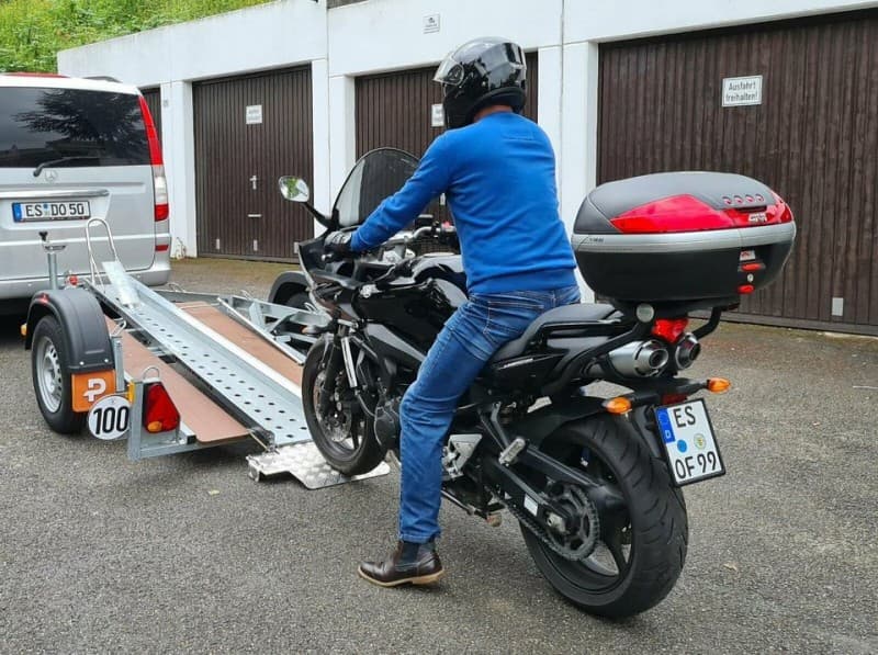 Spezial Motorradanhänger, PKW Anhänger 750 kg, Kippbar, Blitzlader, 100 km/h Zulassung mieten
