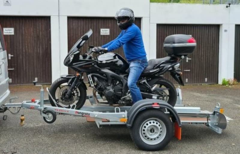 Spezial Motorradanhänger, PKW Anhänger 750 kg, Kippbar, Blitzlader, 100 km/h Zulassung mieten – 2