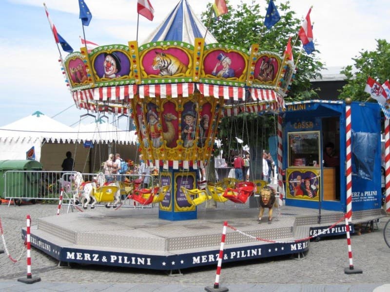 KINDER -KETTEN-KARUSSELL
