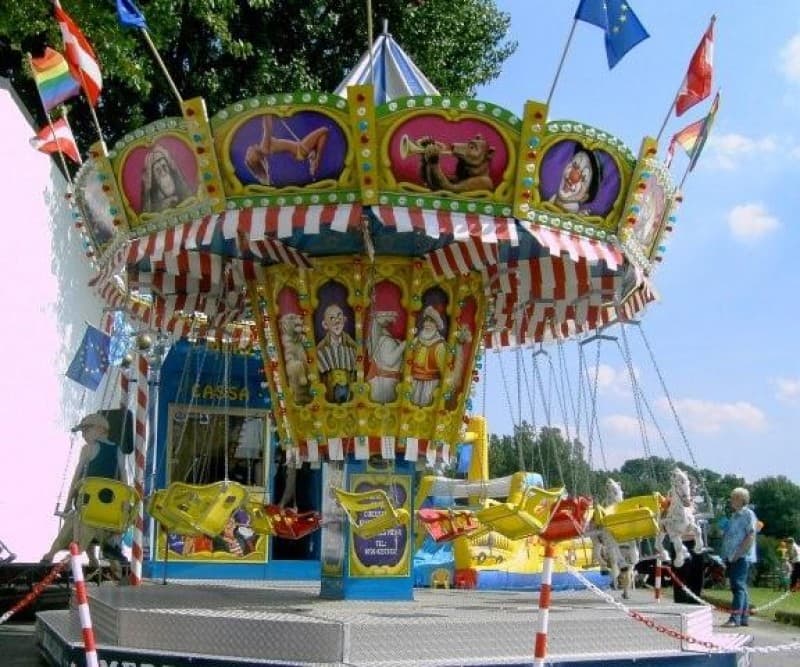 KINDER -KETTEN-KARUSSELL – 4