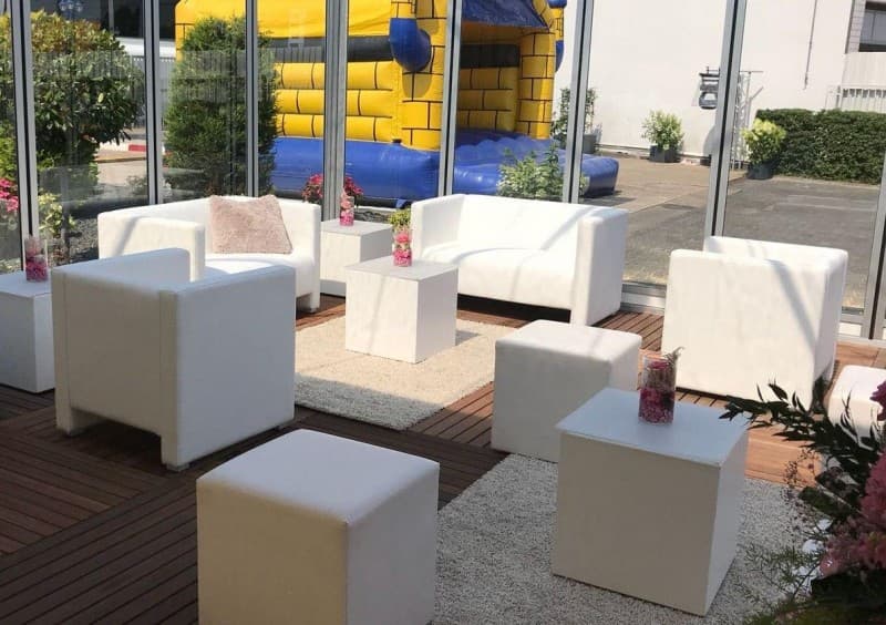 Exklusives Loungesofa mieten (Weiß) – Elegantes Business-Sofa für Messen & Events – 4