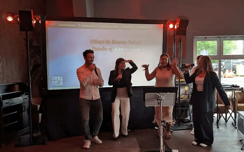 Karaoke-Set Pro | Komplettanlage mit Monitor & Funk-Mics – 2