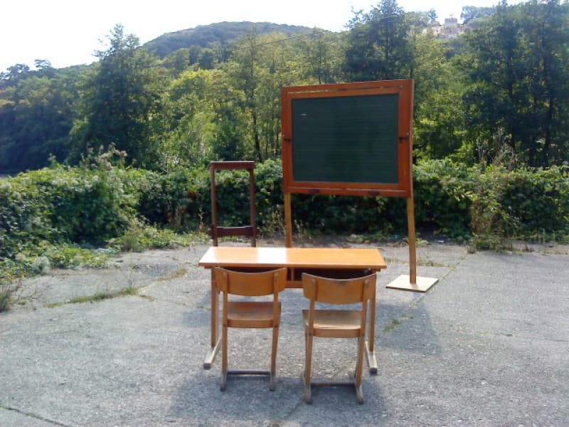 Schreibtisch und Schreibtischstuhl - Klassenzimmer, Stuhl, Tisch